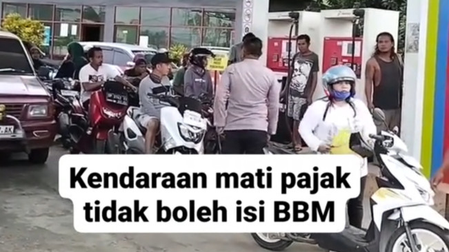 Tangkapan layar video polisi sidak SPBU. [TikTok]